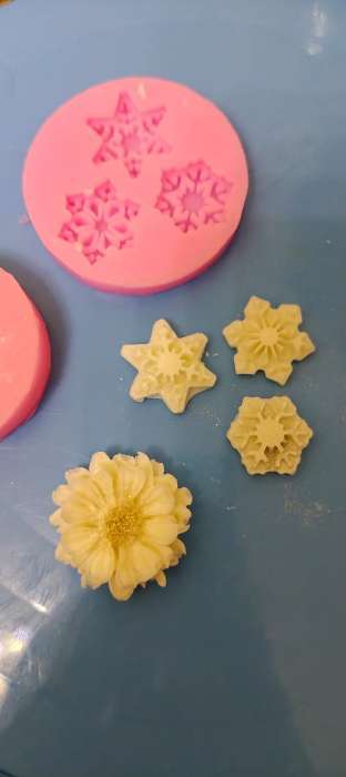 Фотография покупателя товара Молд для заливки новогодний «Метелица», силикон, 5.5×5.5×0.8 см, розовый - Фото 2