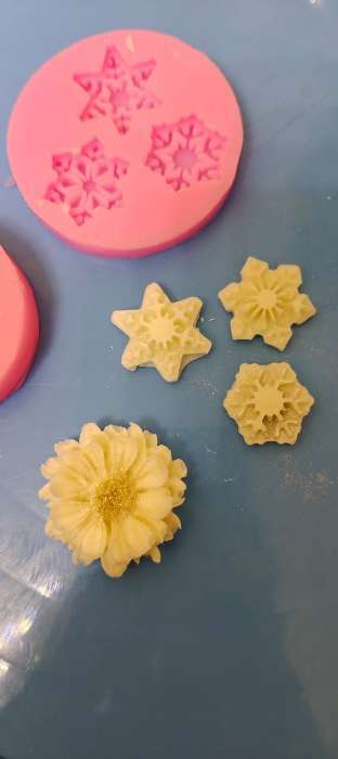 Фотография покупателя товара Молд для заливки новогодний «Метелица», силикон, 5.5×5.5×0.8 см, розовый - Фото 1