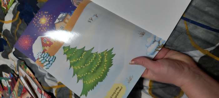 Фотография покупателя товара Книга с многоразовыми наклейками «Мастерская Деда Мороза», 4 стр., формат А4 - Фото 4