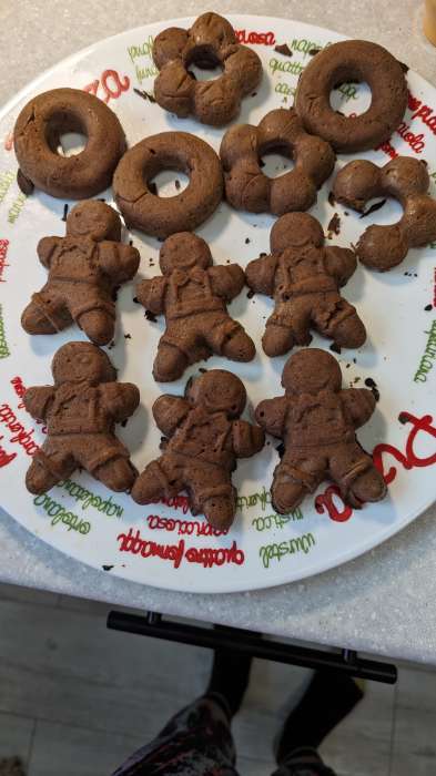 Фотография покупателя товара Форма для выпечки Доляна «Новый год. Имбирный пряник», силикон, 28×17 см, 6 ячеек, красная - Фото 1