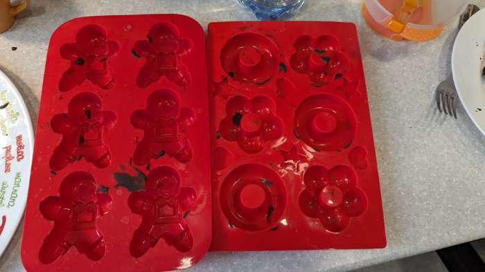 Фотография покупателя товара Форма для выпечки Доляна «Новый год. Имбирный пряник», силикон, 28×17 см, 6 ячеек, красная - Фото 2