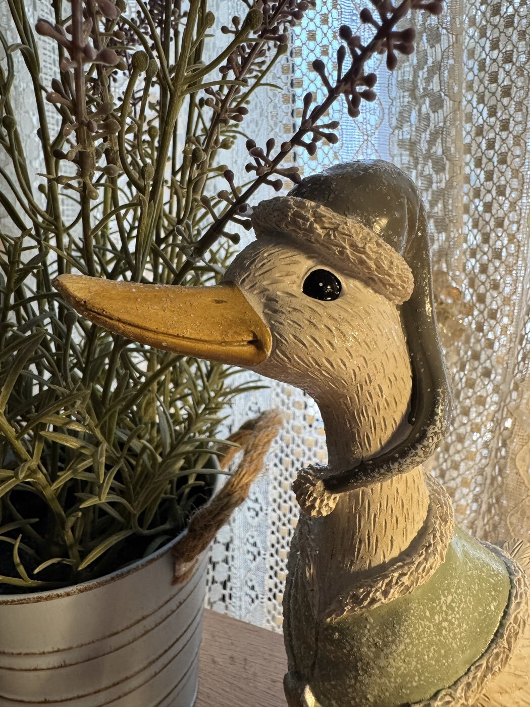 Фотография покупателя товара Фигурка полистоун «Гусь в бежевом свитере, с носком с подарками и ёлкой», 12×14×25.5 см - Фото 1