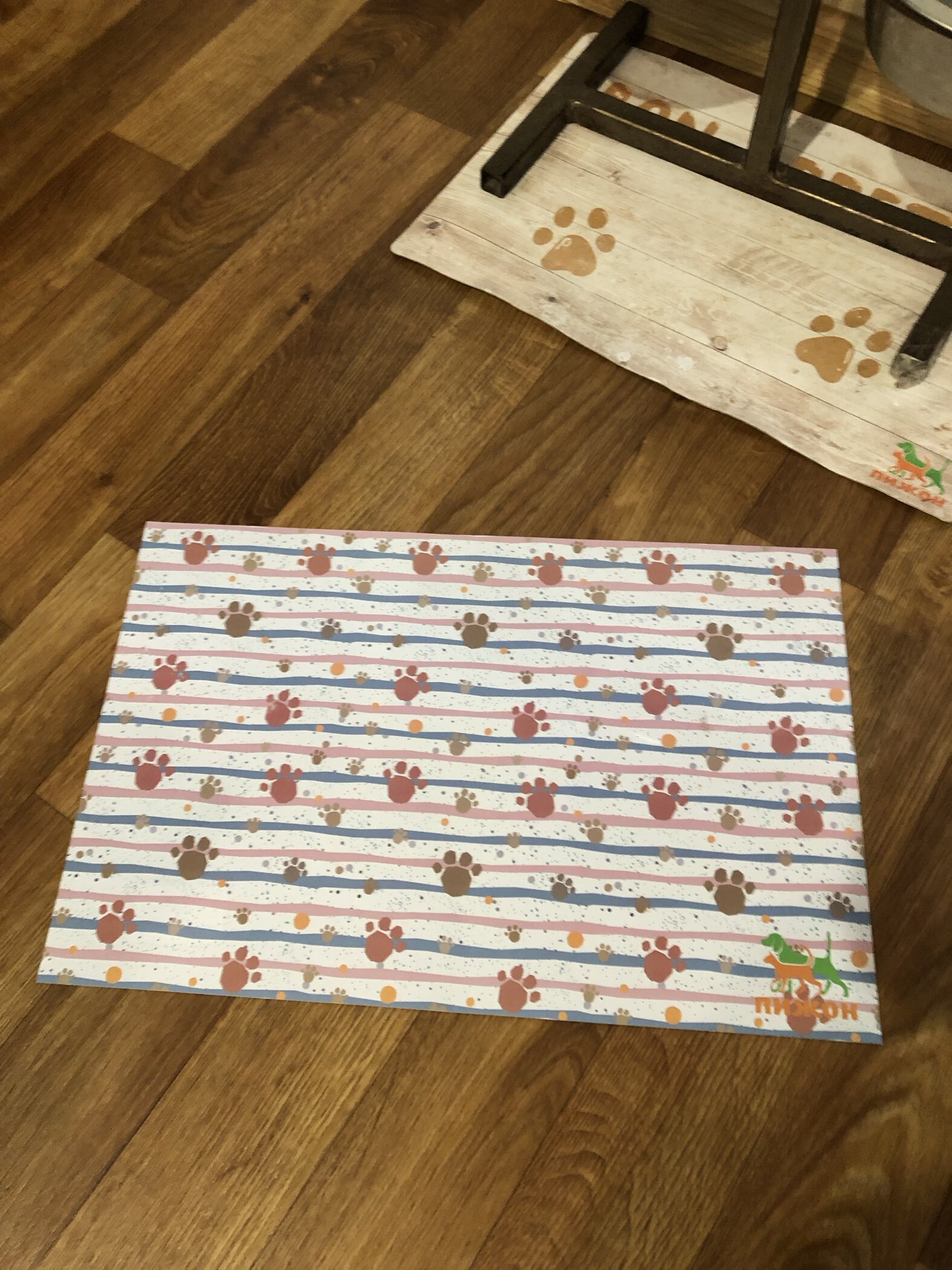 Фотография покупателя товара Коврик под миску "Пижон" 43 х 28 см "Следы" - Фото 1