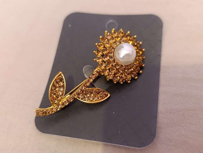 Фотография покупателя товара Брошь «Цветок» симпл с бусиной, цвет бело-коричневый в матовом золоте