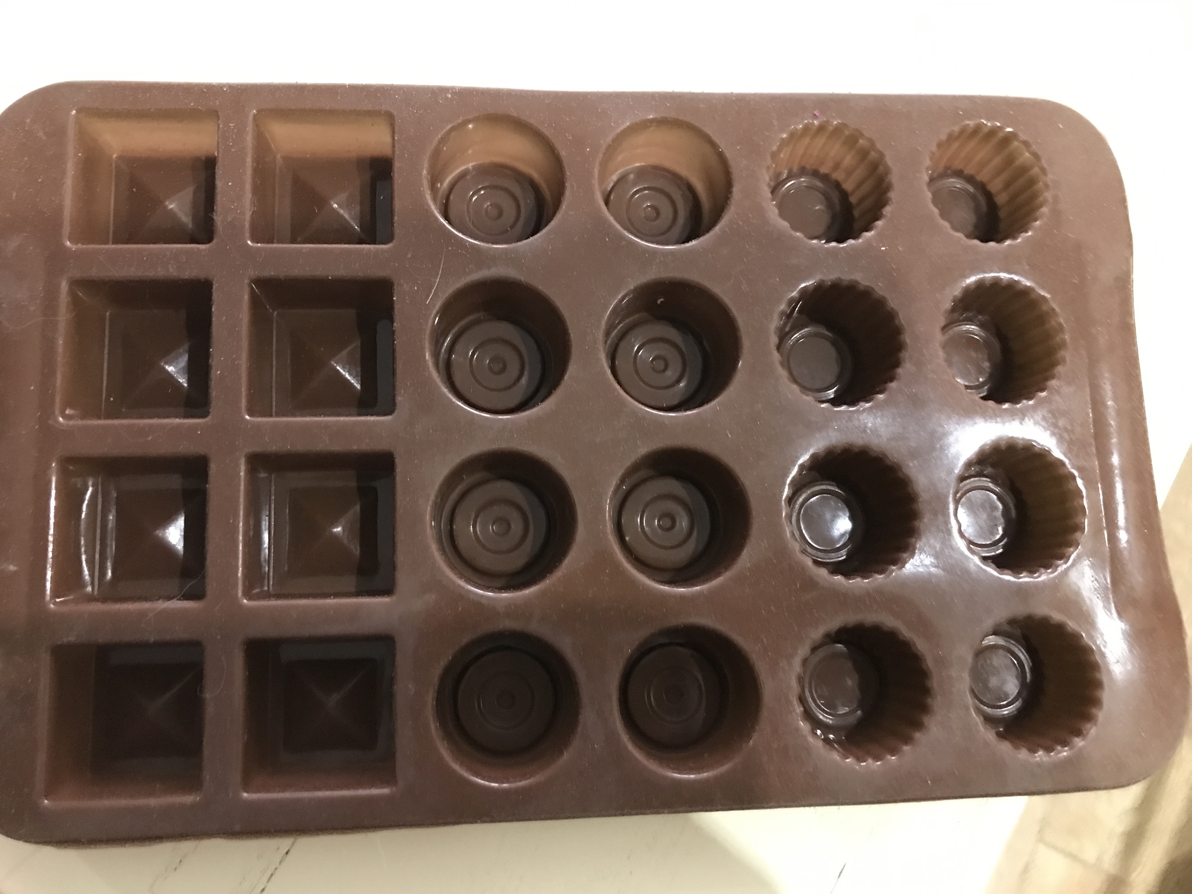 Фотография покупателя товара Форма для шоколада Доляна «Коробка конфет», силикон, 23,2×13,8×0,5 см, 24 ячейки, цвет коричневый - Фото 1
