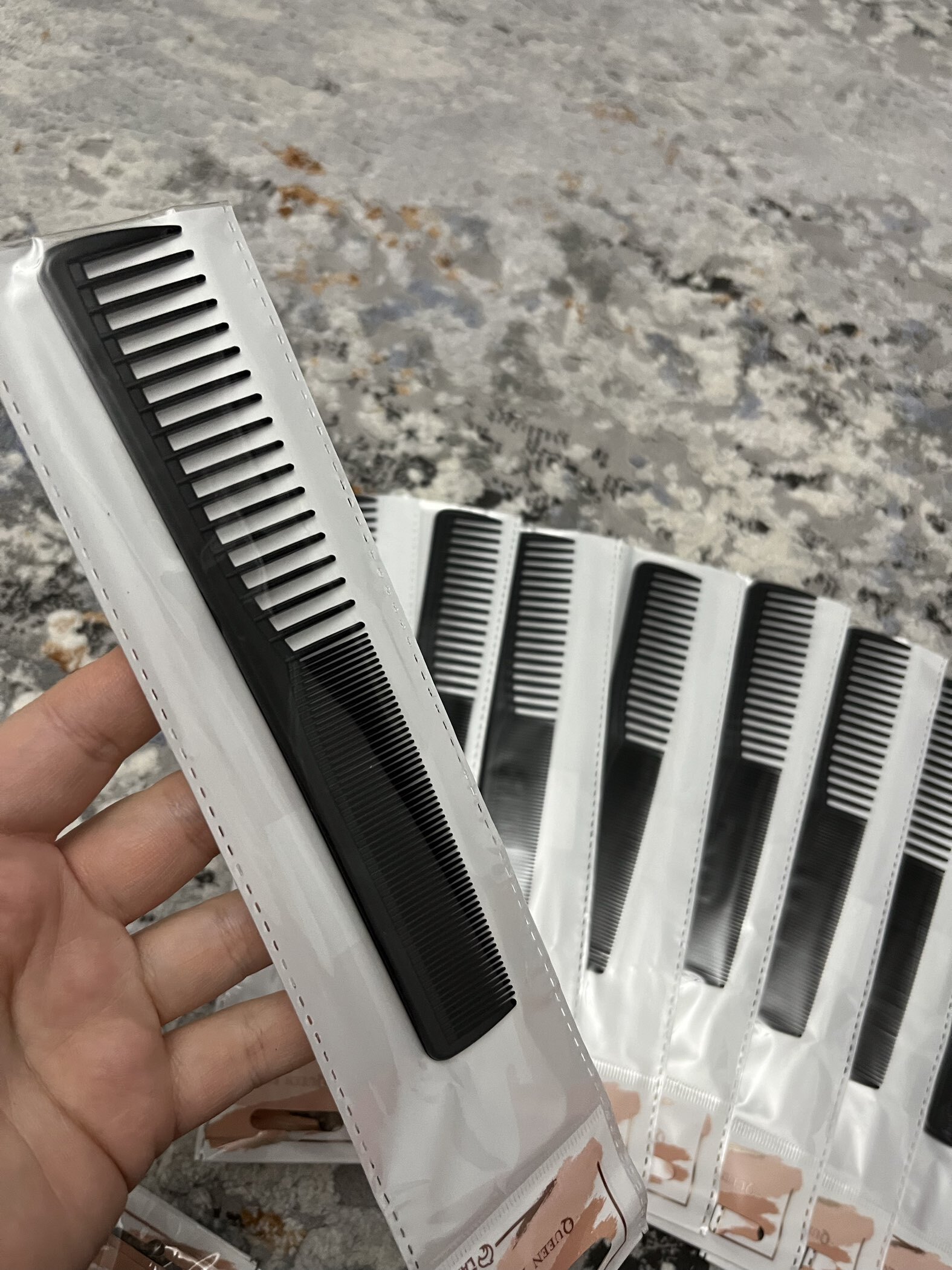 Фотография покупателя товара Расчёска комбинированная, скошенная, 17.7×3 (±1) см, чёрная - Фото 1