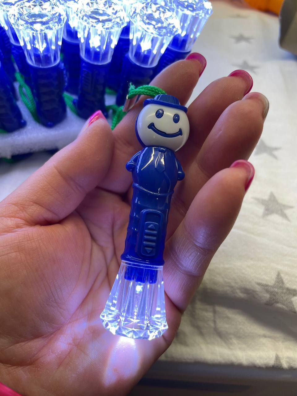 Фотография покупателя товара Фонарь ручной "Человечек", 1 LED, 2.2 х 8.2 см - Фото 3