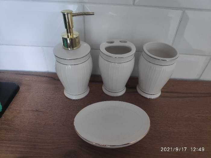 Фотография покупателя товара Набор аксессуаров для ванной комнаты Доляна «Классик», 4 предмета (дозатор 250 мл, мыльница, 2 стакана), цвет белый - Фото 1