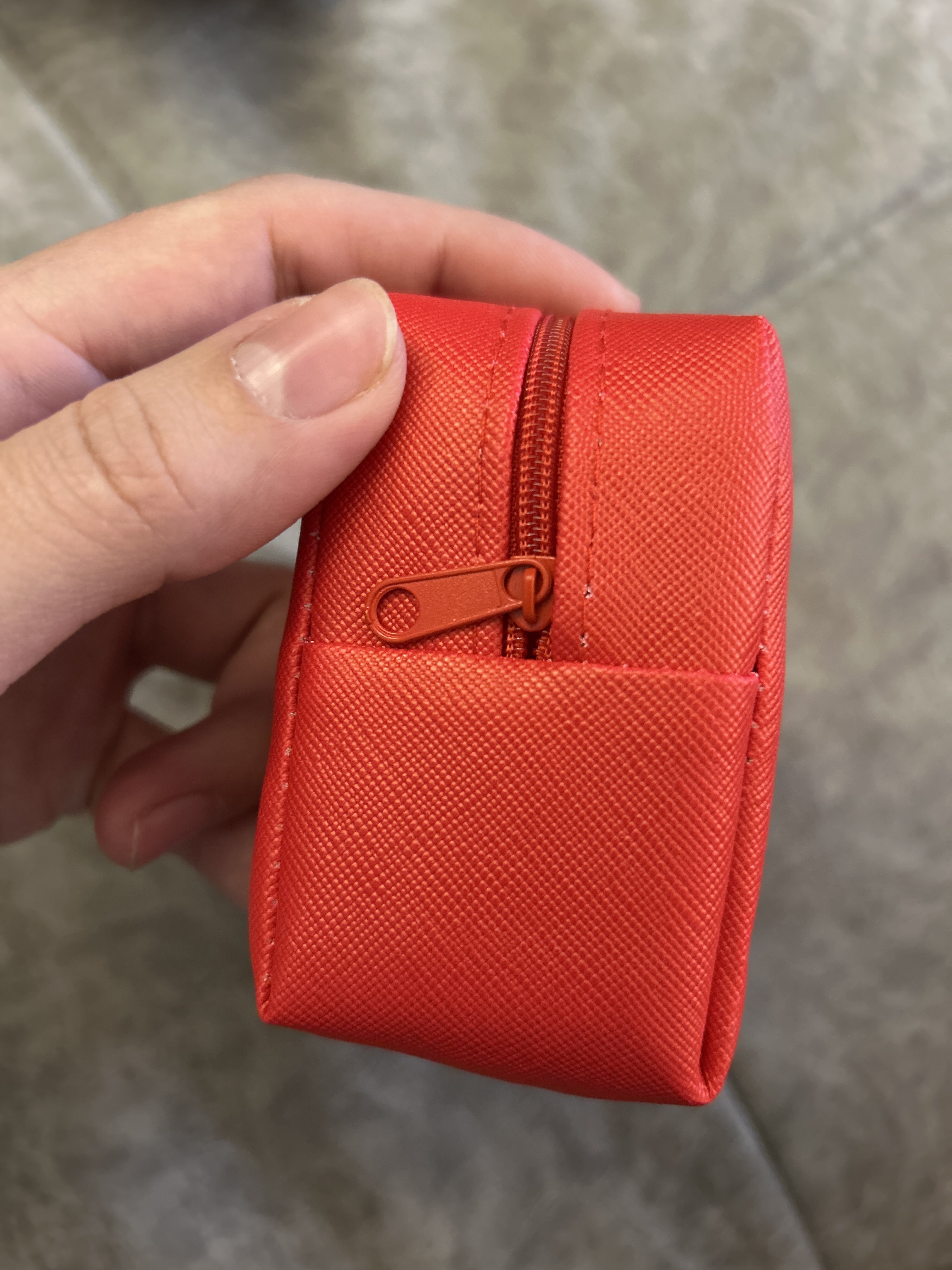 Фотография покупателя товара Аптечка дорожная из искусственной кожи «Сердечко», 14×10×5 см, красный - Фото 2