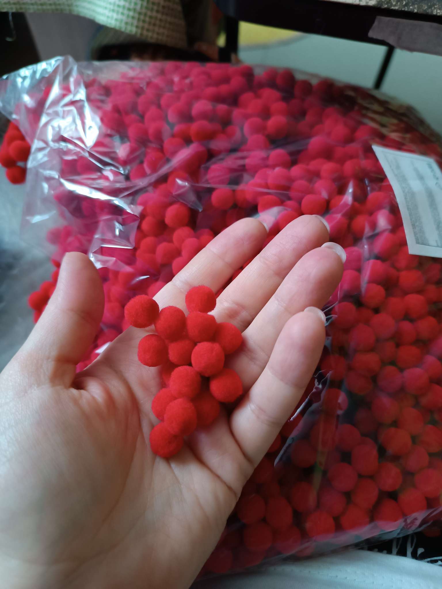 Фотография покупателя товара Помпоны для рукоделия «Бомбошки для творчества», набор 5000 шт., размер 1 шт. — 1 см, цвет чёрный - Фото 3