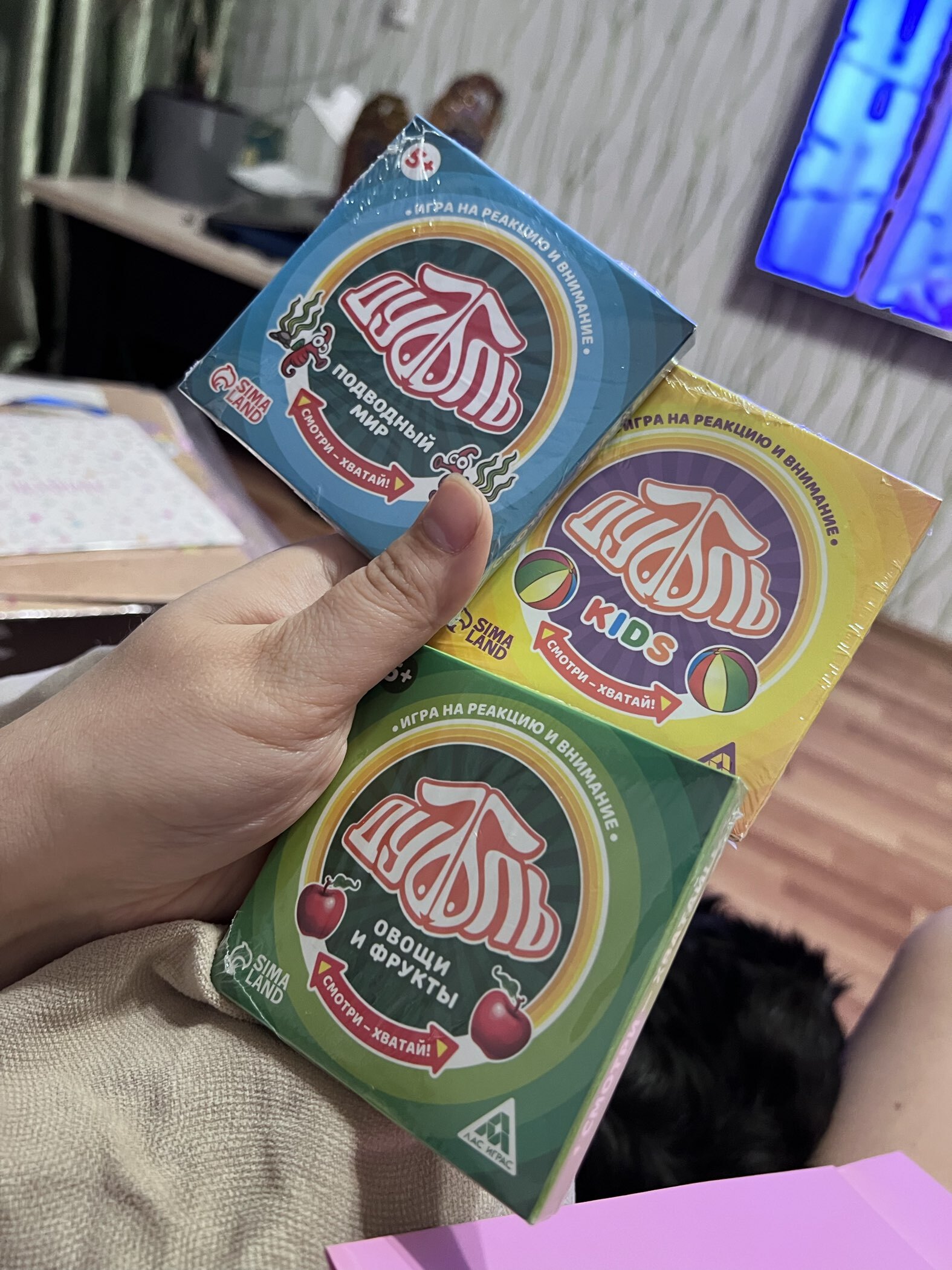 Фотография покупателя товара Настольная игра на реакцию и внимание «Дуббль. Волшебный», 55 карт, 5+ - Фото 4
