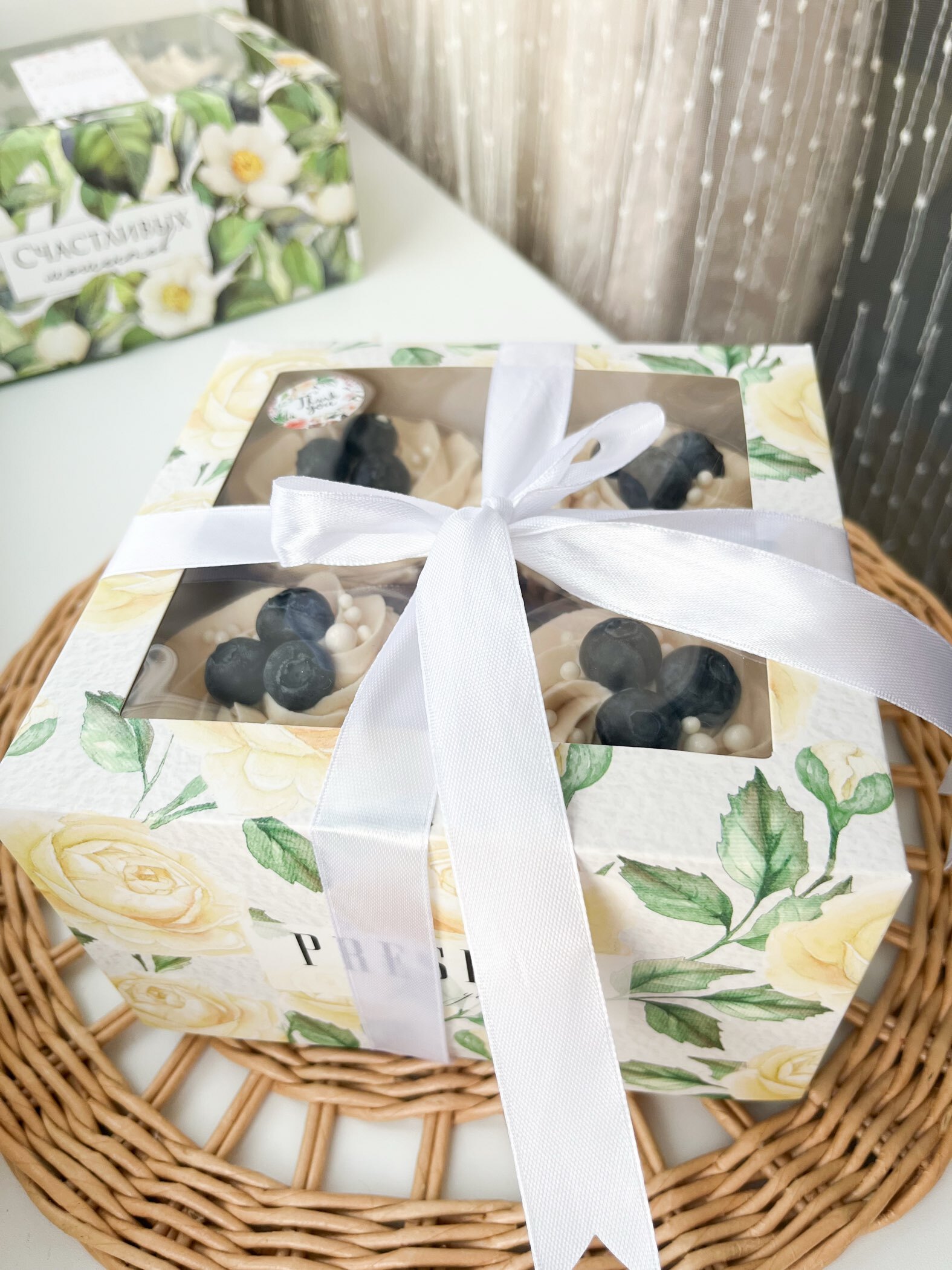 Фотография покупателя товара Коробка для капкейков, кондитерская упаковка с окном, 4 ячейки «Венок», 16×16×10 см - Фото 3