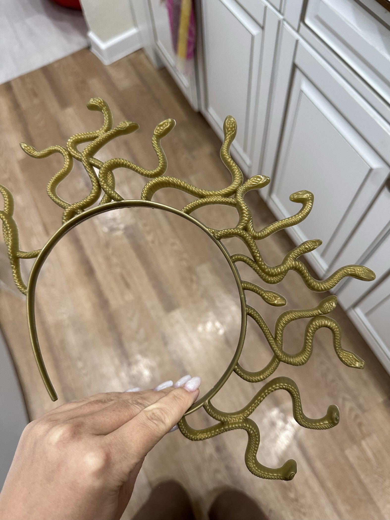 Фотография покупателя товара Карнавальный ободок «Горгона», золотой, 28×28 см - Фото 1