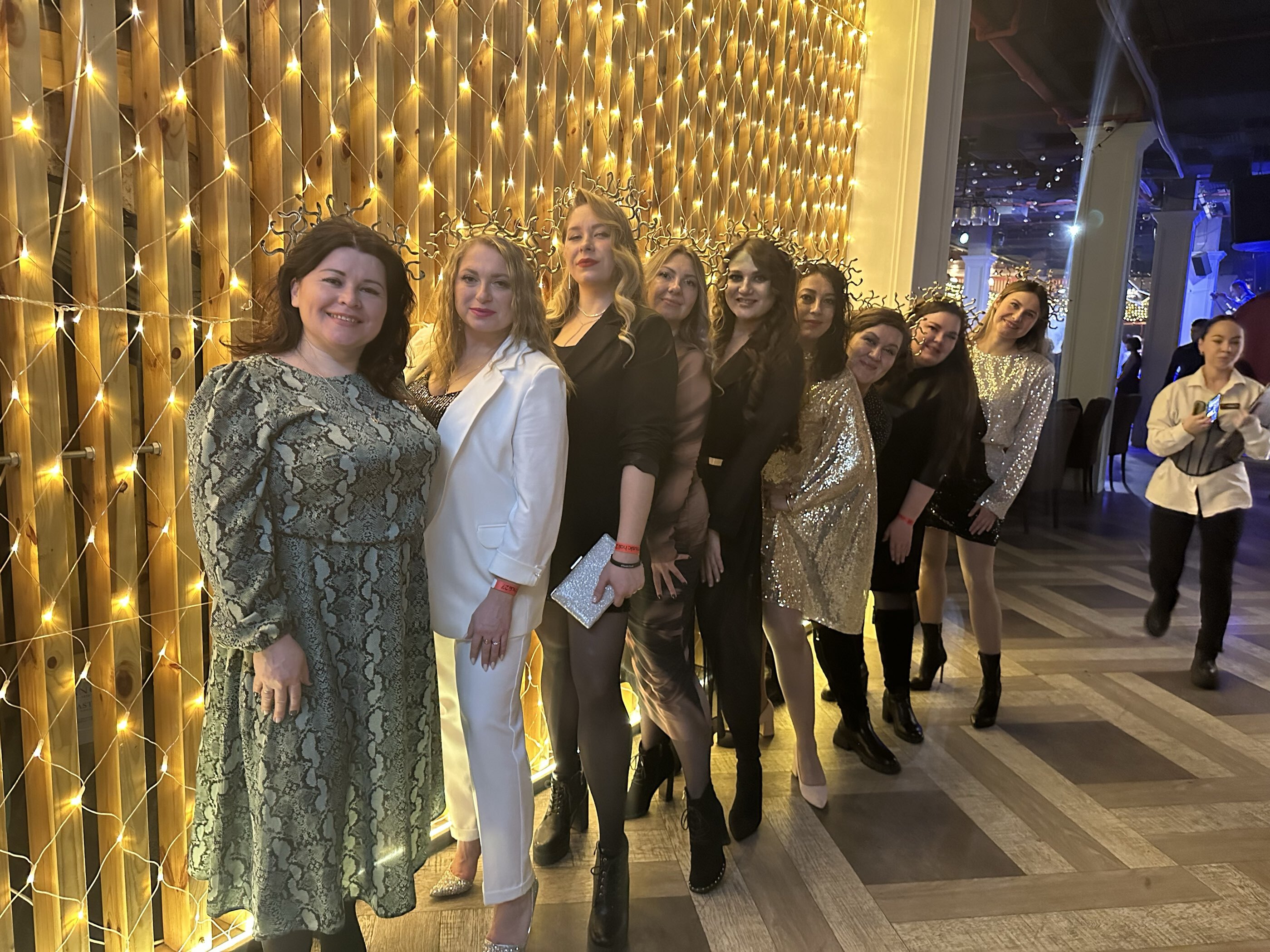 Фотография покупателя товара Карнавальный ободок «Горгона», золотой, 28×28 см - Фото 3