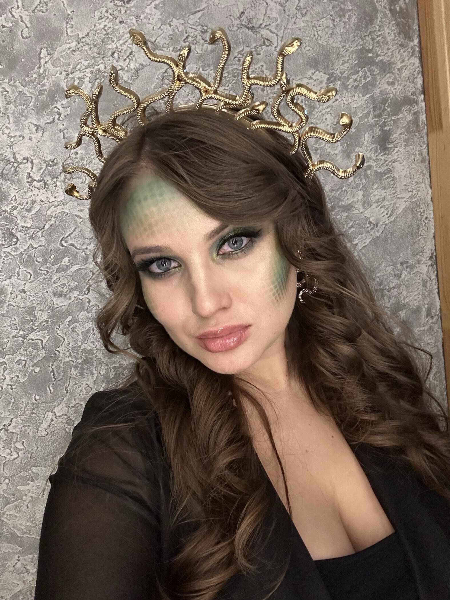 Фотография покупателя товара Карнавальный ободок «Горгона», золотой, 28×28 см - Фото 4