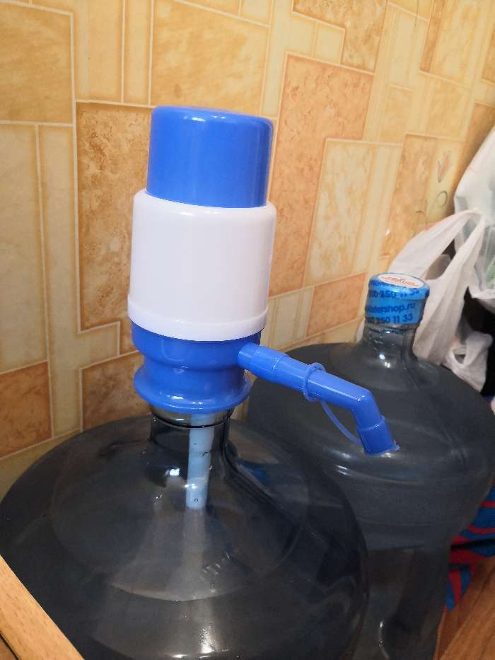 Фотография покупателя товара УЦЕНКА Помпа для воды LuazON, механическая, малая, под бутыль от 11 до 19 л, голубая - Фото 17