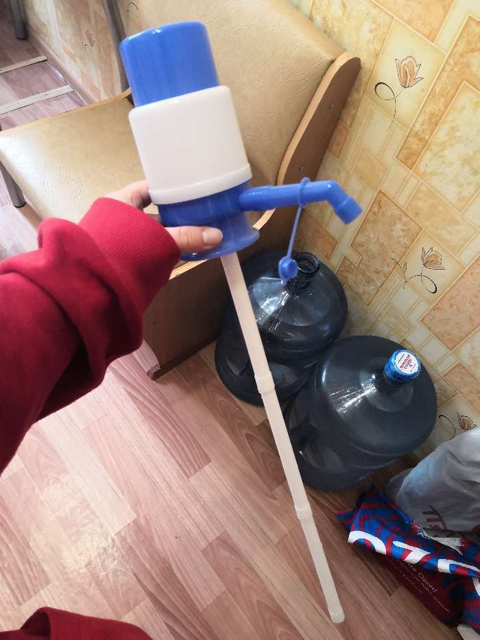 Фотография покупателя товара УЦЕНКА Помпа для воды LuazON, механическая, малая, под бутыль от 11 до 19 л, голубая - Фото 16