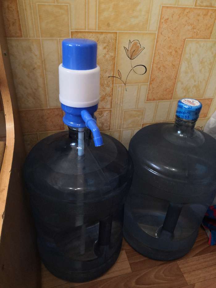 Фотография покупателя товара УЦЕНКА Помпа для воды LuazON, механическая, малая, под бутыль от 11 до 19 л, голубая - Фото 15
