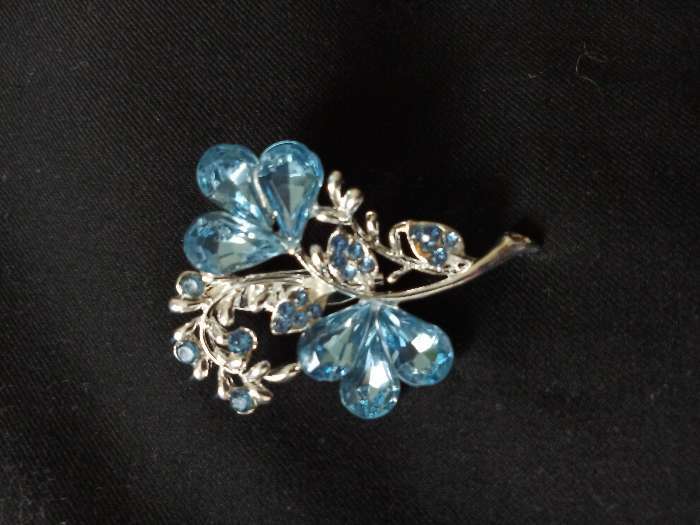 Фотография покупателя товара Брошь «Цветок» трилистник, цвет голубой в серебре