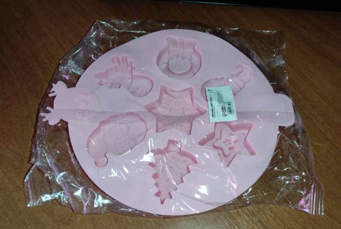 Фотография покупателя товара Форма для выпечки Доляна «Новый год», силикон, 23×23×2,3 см, 7 ячеек, розовая - Фото 1