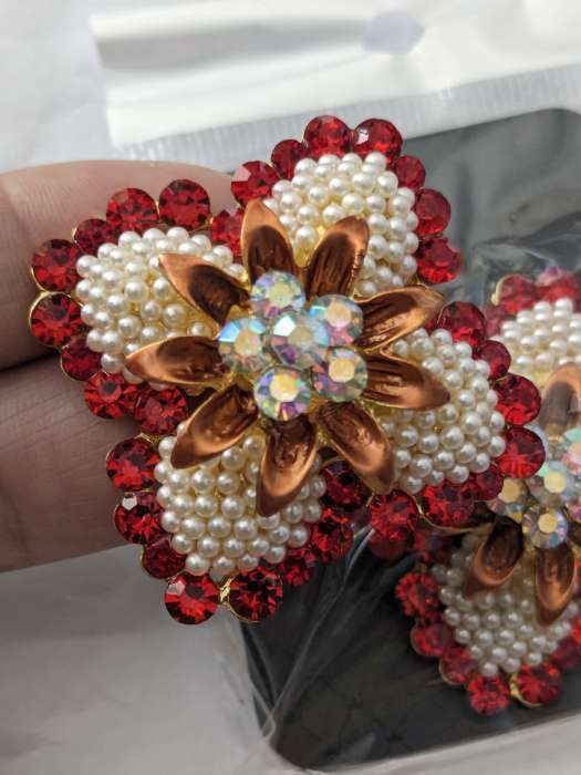 Фотография покупателя товара Брошь «Цветок» необычный, цвет красно-белый в матовом золоте - Фото 2