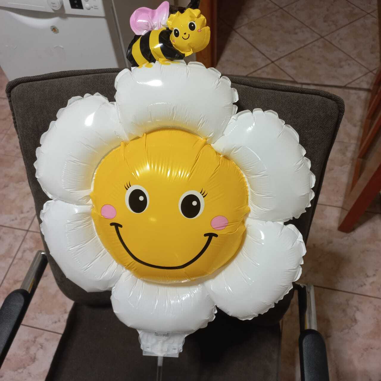 Фотография покупателя товара Воздушный шар полимерный 16" «Ромашка белая с пчёлкой», для палочки - Фото 2