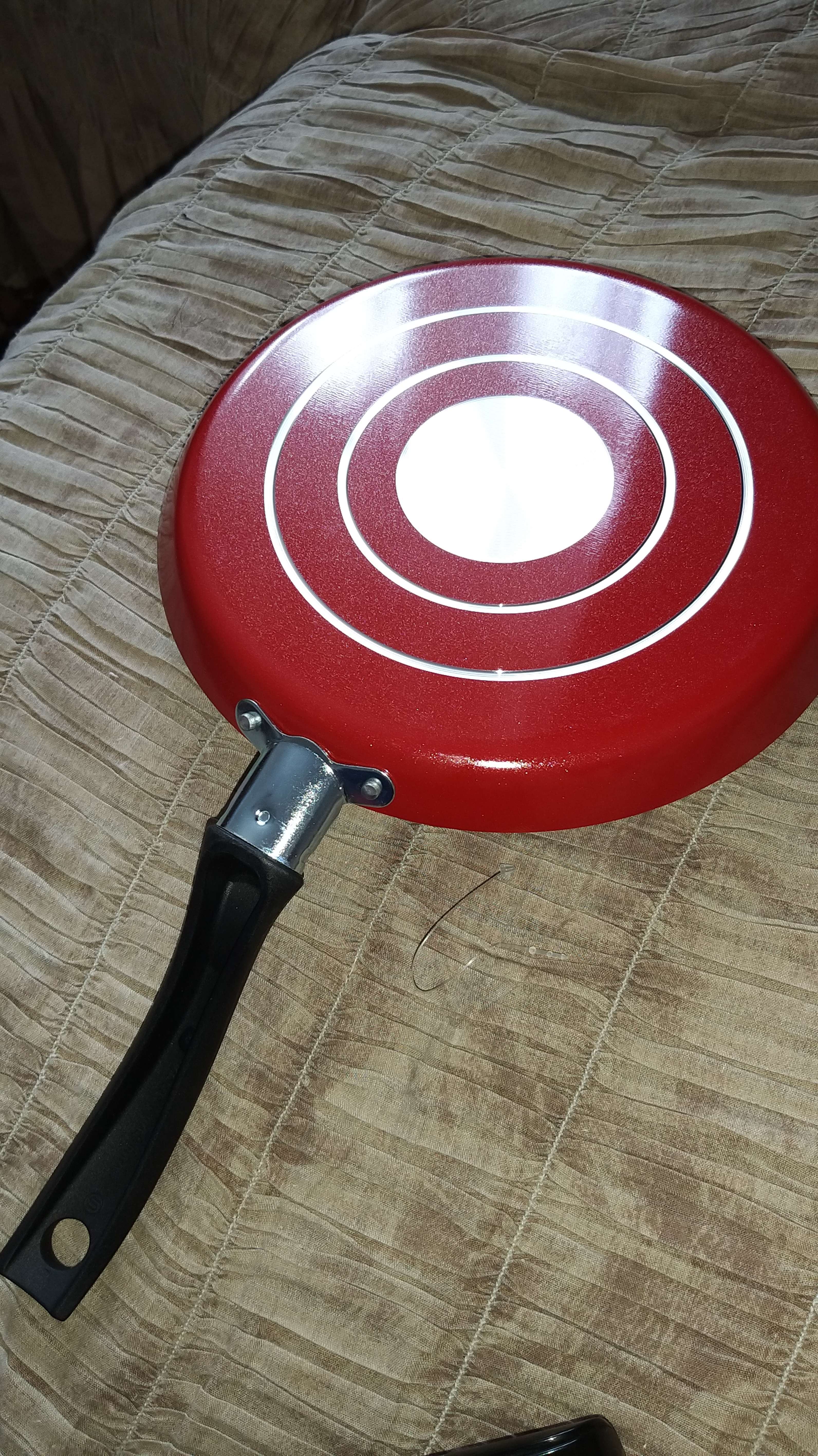 Фотография покупателя товара Сковорода блинная Доляна, d=22 см, пластиковая ручка, антипригарное покрытие, цвет красный