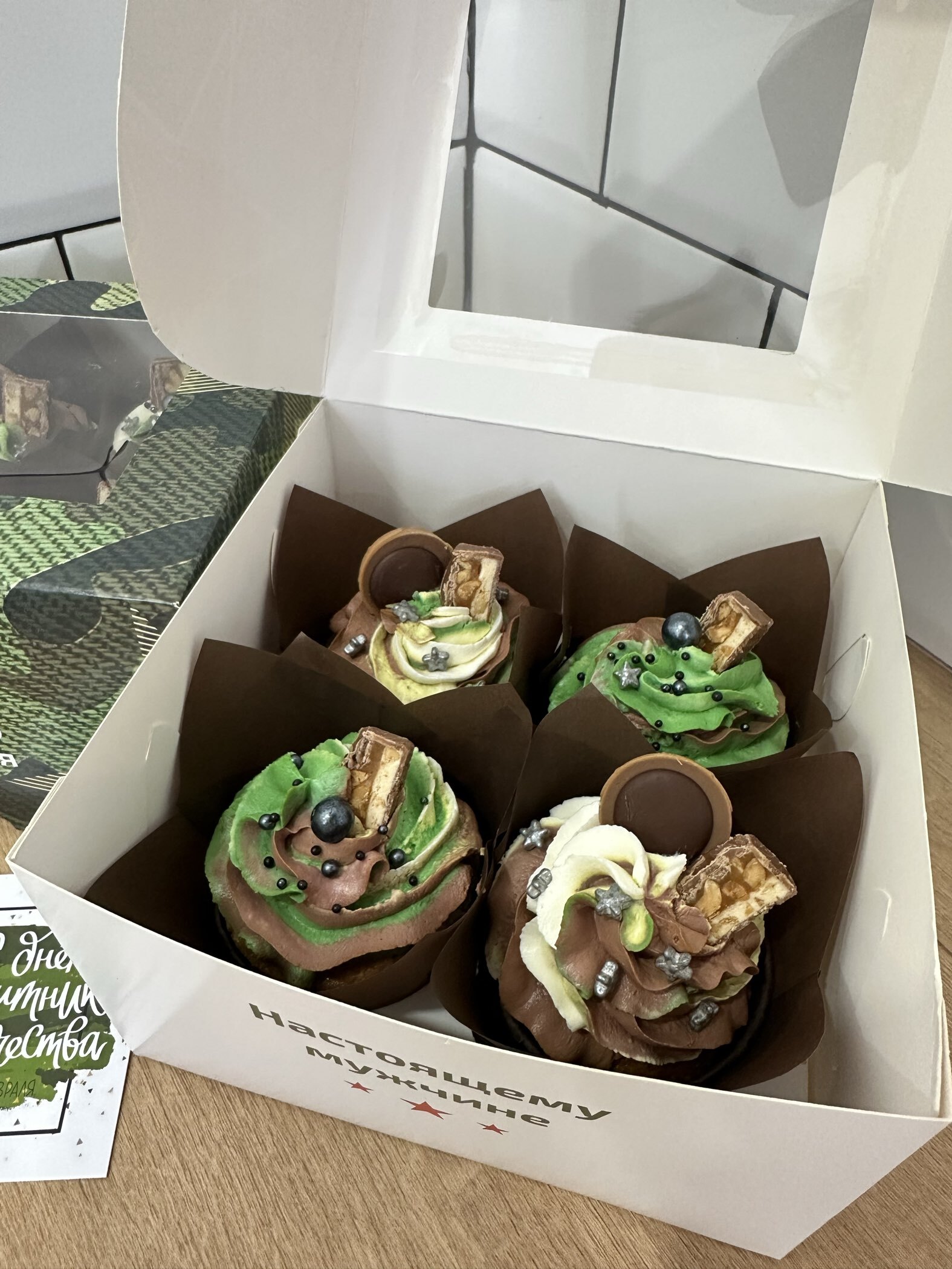 Фотография покупателя товара Коробка для 4 капкейков с окном, «Мужской», 16×16×10 см - Фото 2