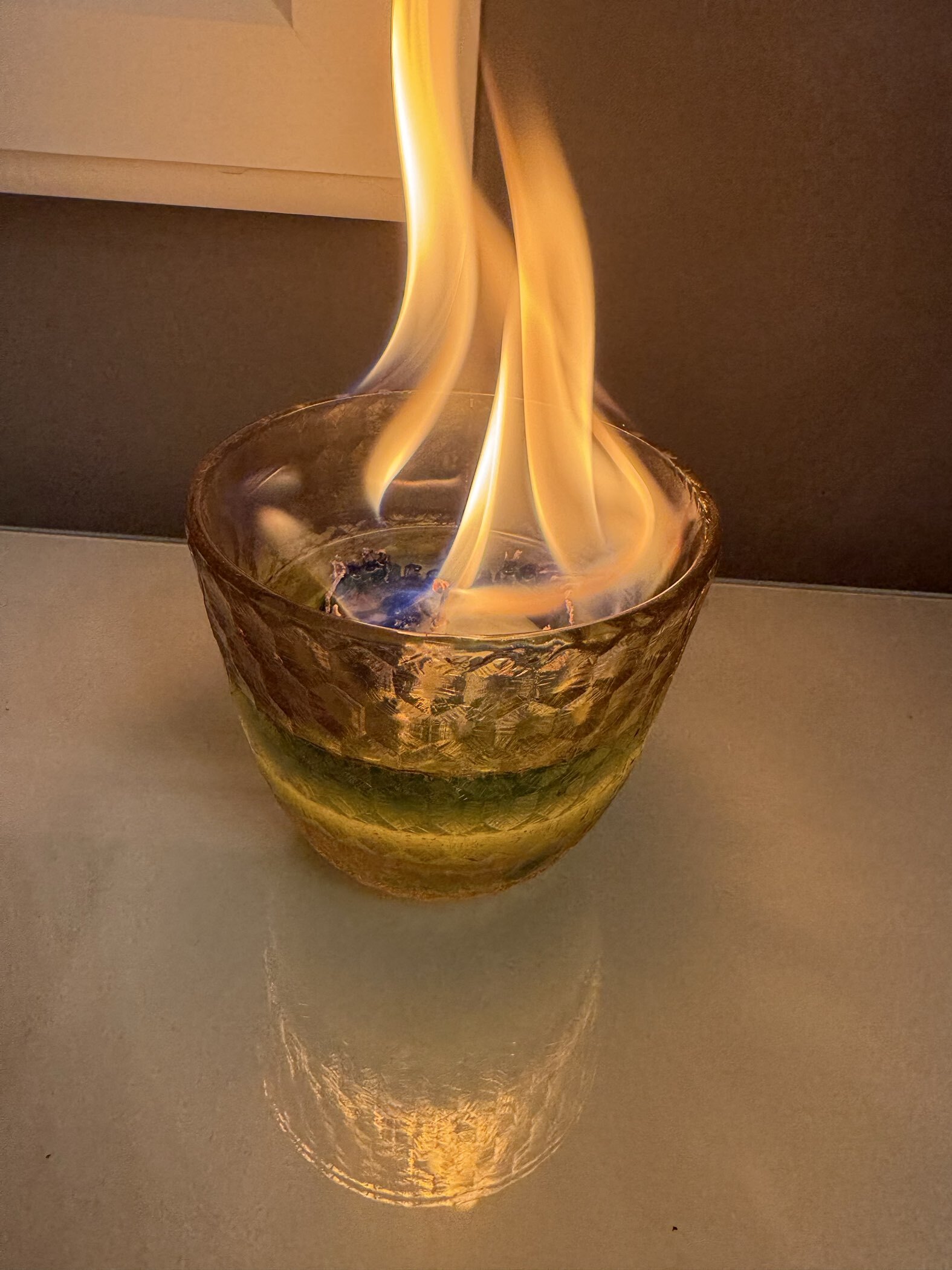 Фотография покупателя товара Свеча новогодняя «Сказочных моментов», столбик с блёстками, зелёная, 8.5×6 см - Фото 7