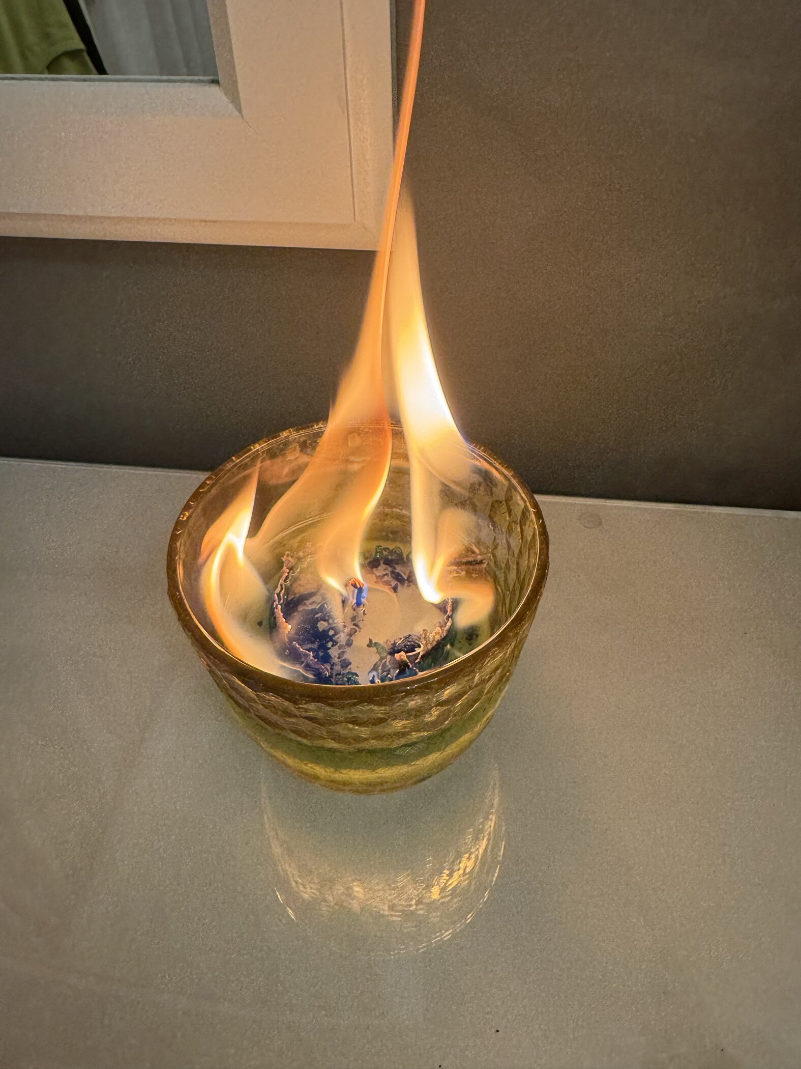 Фотография покупателя товара Свеча новогодняя «Сказочных моментов», столбик с блёстками, зелёная, 8.5×6 см - Фото 8