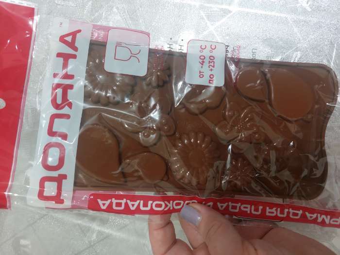 Фотография покупателя товара Форма для шоколада Доляна «Цветение», силикон, 21×10.5×0.7 см, 12 ячеек, коричневая - Фото 2