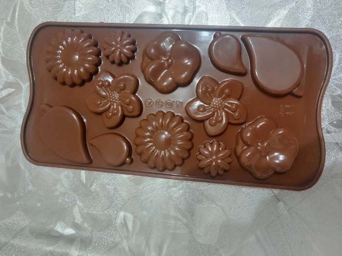 Фотография покупателя товара Форма для шоколада Доляна «Цветение», силикон, 21×10.5×0.7 см, 12 ячеек, коричневая - Фото 3