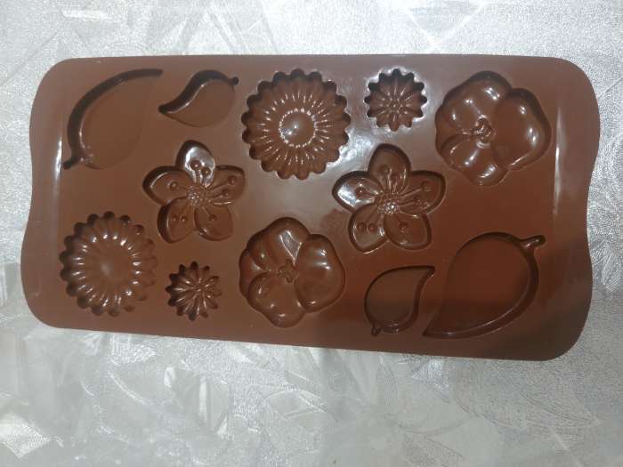 Фотография покупателя товара Форма для шоколада Доляна «Цветение», силикон, 21×10.5×0.7 см, 12 ячеек, коричневая - Фото 4