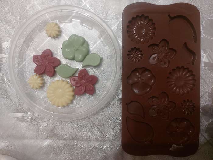 Фотография покупателя товара Форма для шоколада Доляна «Цветение», силикон, 21×10.5×0.7 см, 12 ячеек, коричневая - Фото 1