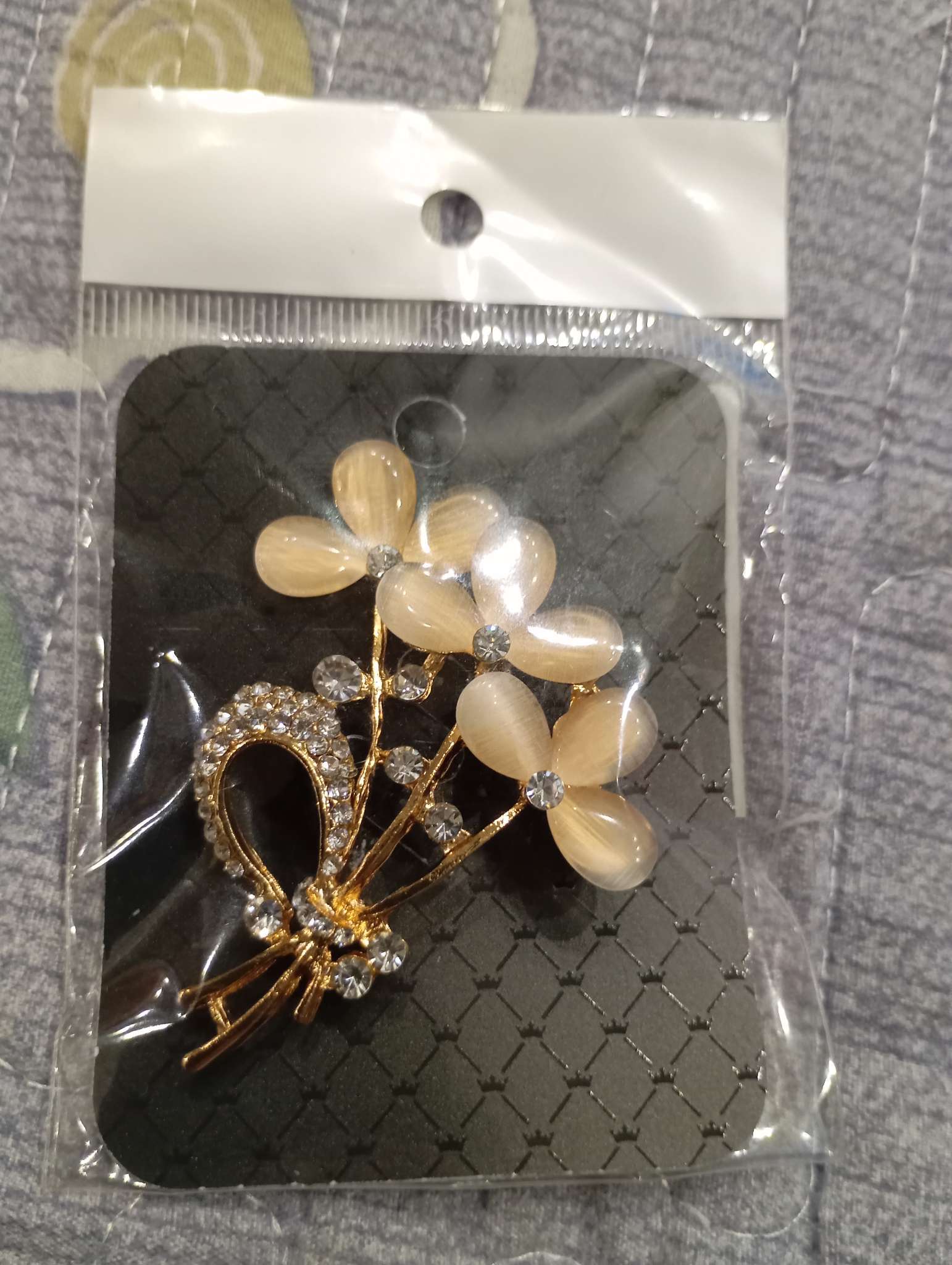 Фотография покупателя товара Брошь «Трилистники», цвет белый в золоте - Фото 1