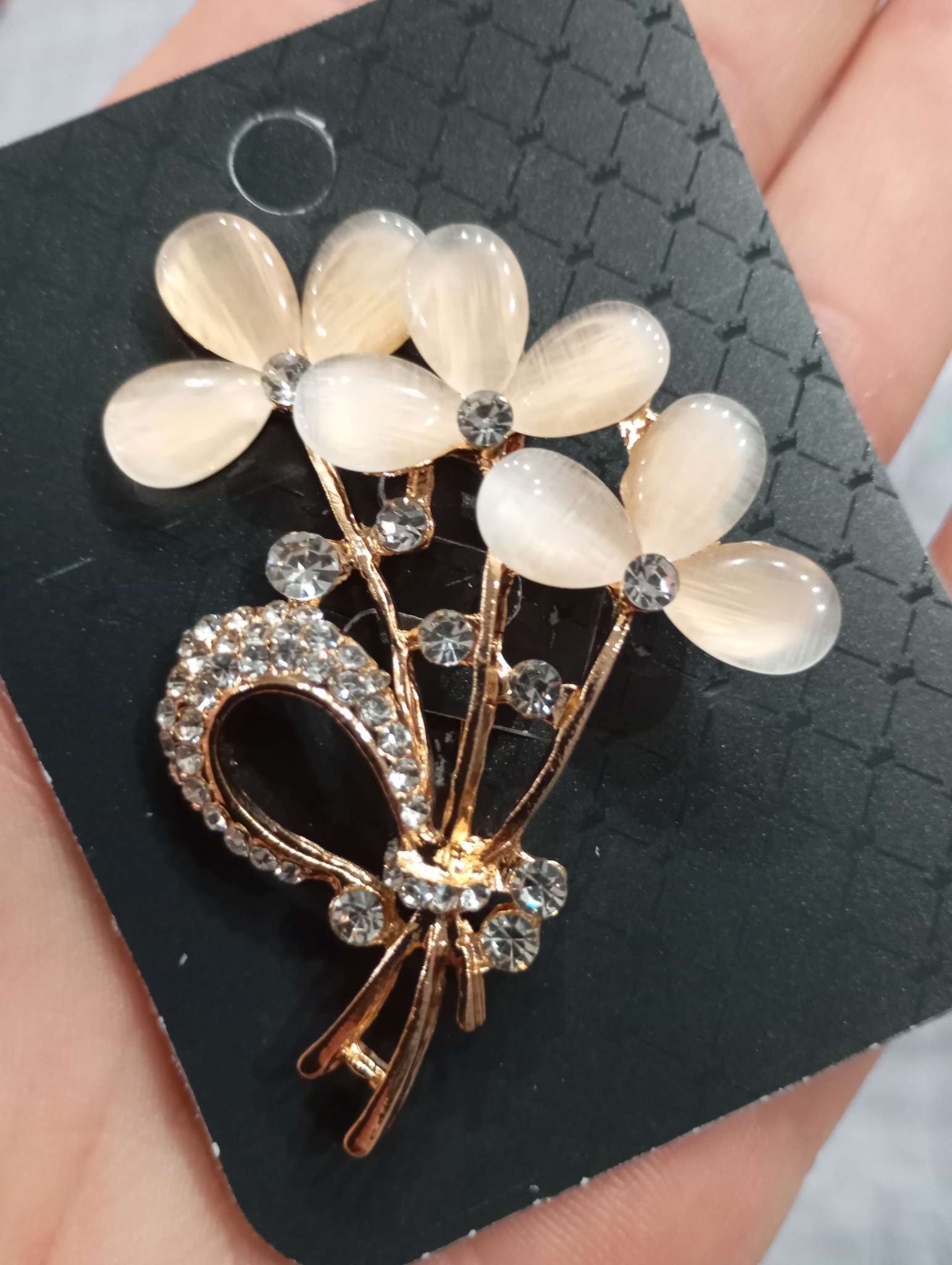 Фотография покупателя товара Брошь «Трилистники», цвет белый в золоте - Фото 2