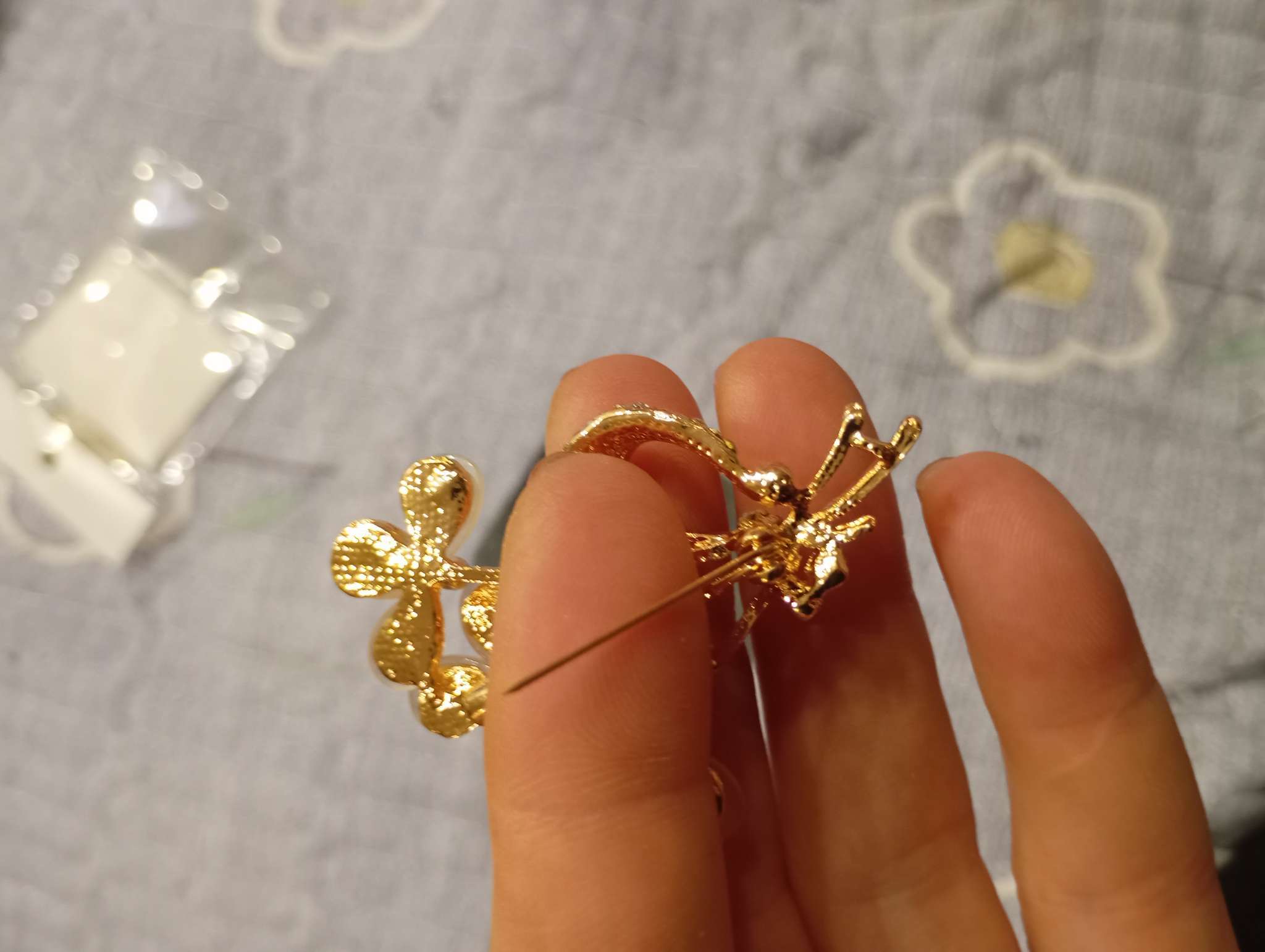 Фотография покупателя товара Брошь «Трилистники», цвет белый в золоте - Фото 3