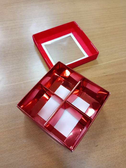 Фотография покупателя товара Коробка для 4 конфеты красный глиттер, 8.5×8.5×4 см - Фото 2