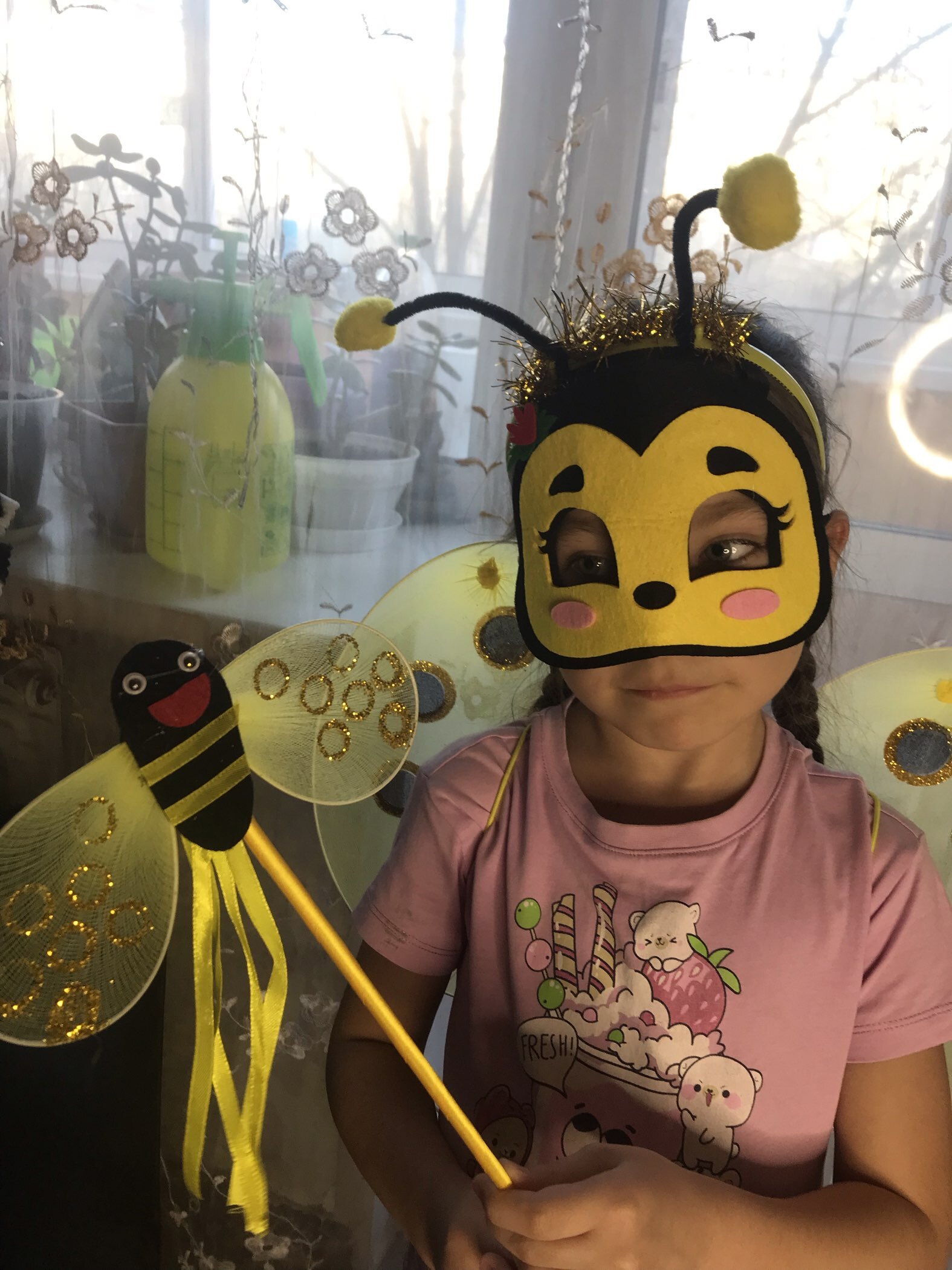 Фотография покупателя товара Карнавальный набор «Пчёлка», 3 предмета: ободок, крылья, жезл - Фото 1