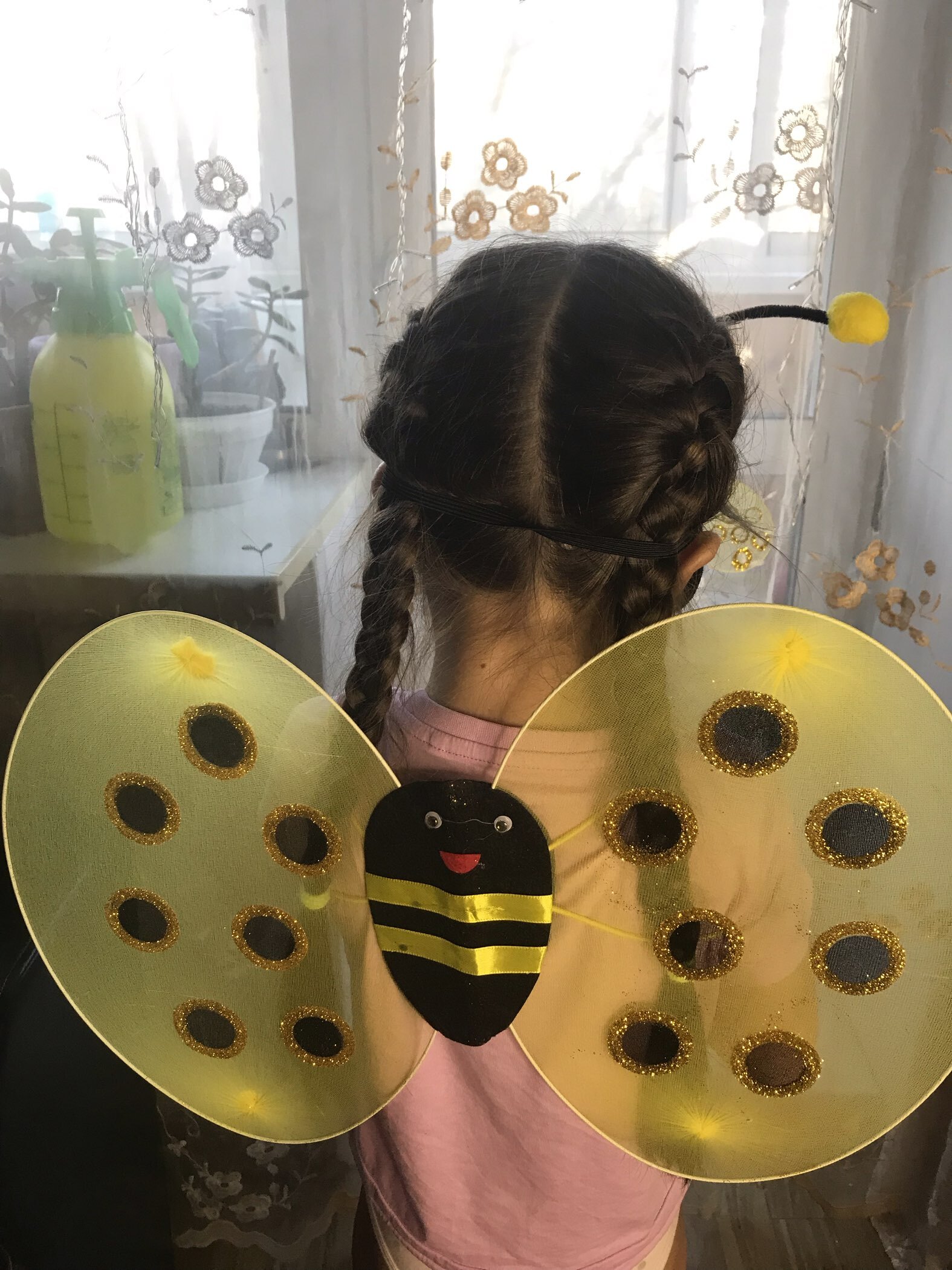 Фотография покупателя товара Карнавальный набор «Пчёлка», 3 предмета: ободок, крылья, жезл - Фото 2