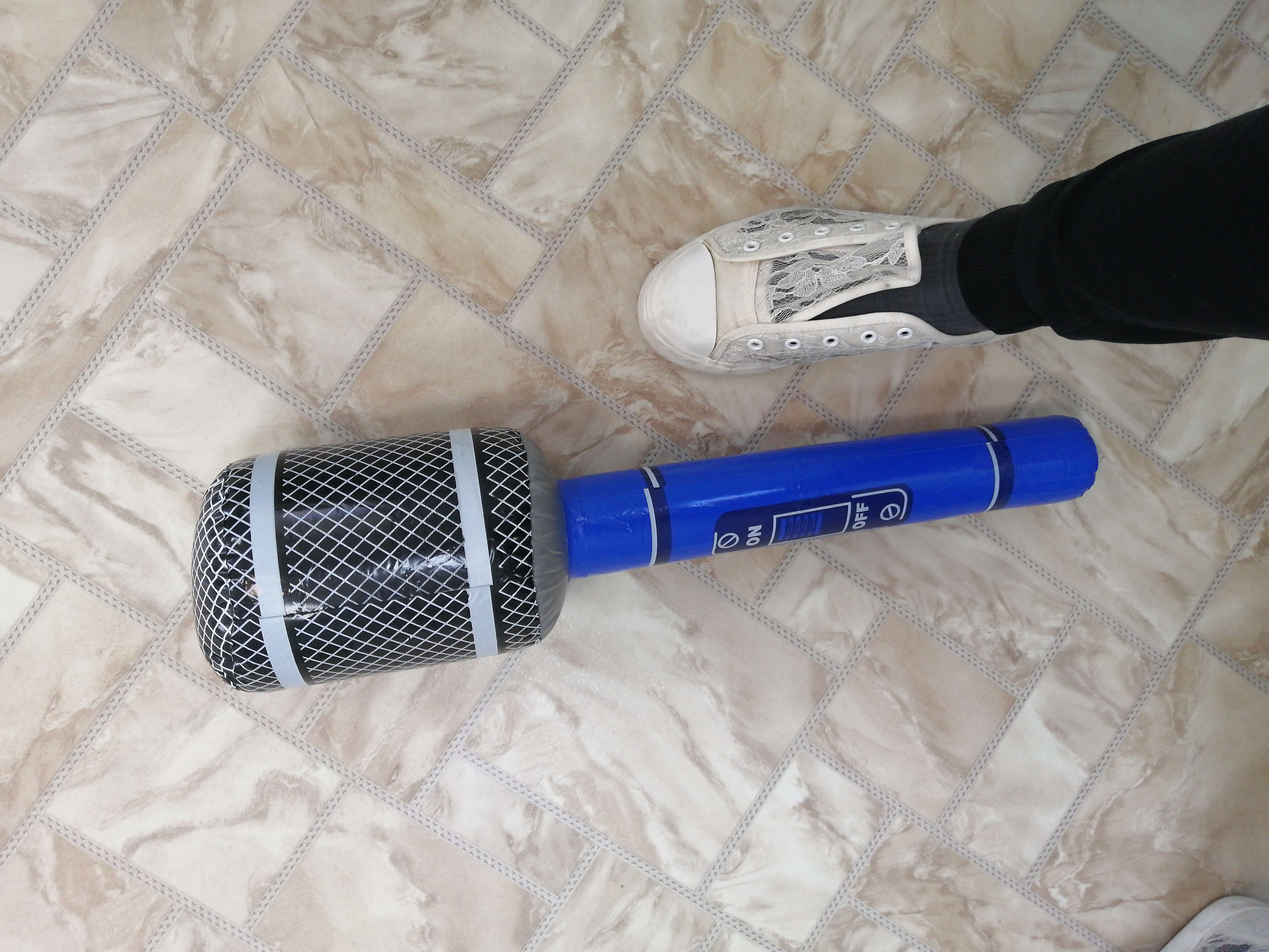 Фотография покупателя товара Игрушка надувная «Микрофон», 65 см, звук, цвет МИКС - Фото 2