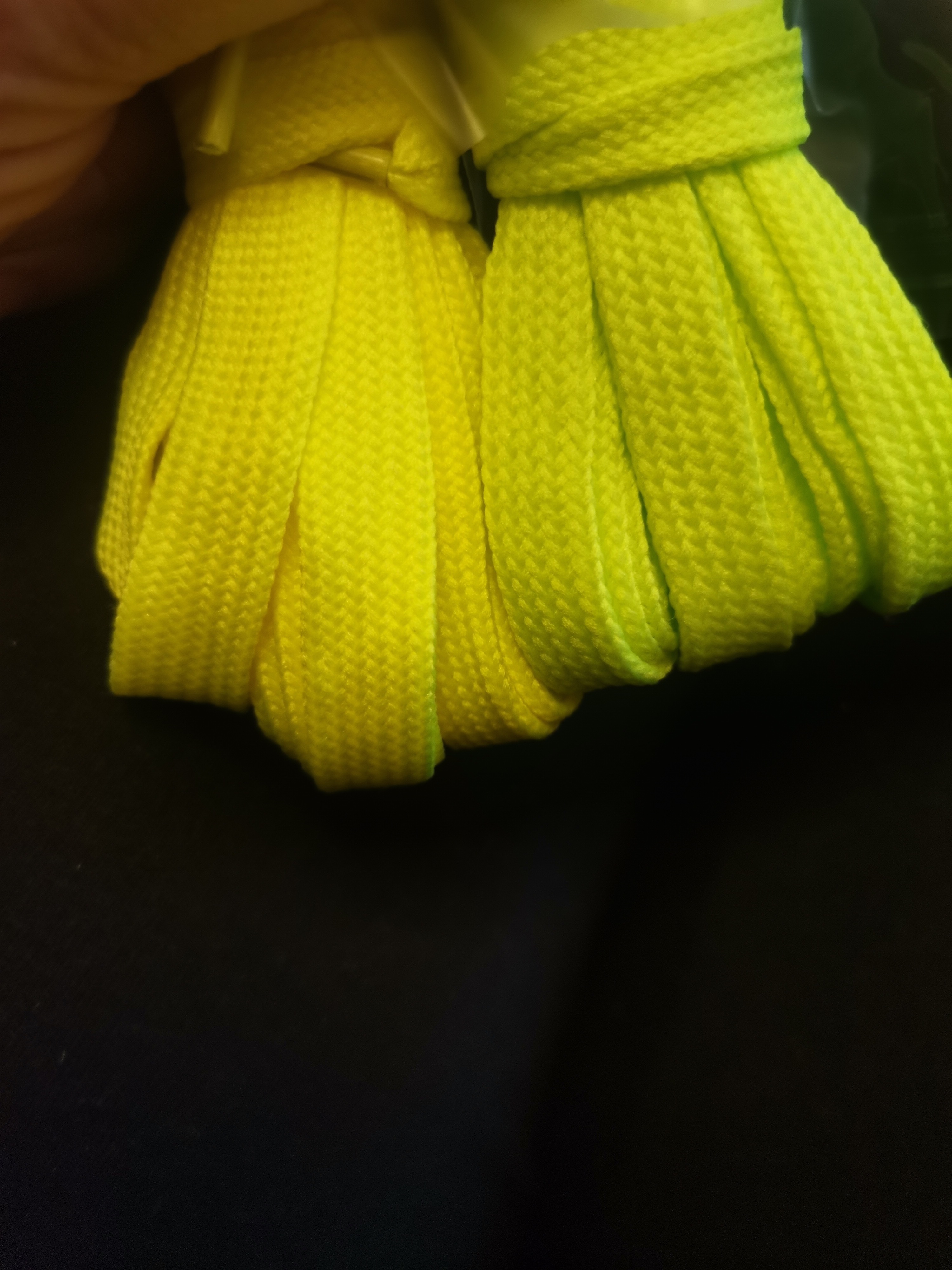 Фотография покупателя товара Шнурки для обуви, пара, плоские, 10 мм, 120 см, цвет жёлтый неоновый - Фото 3