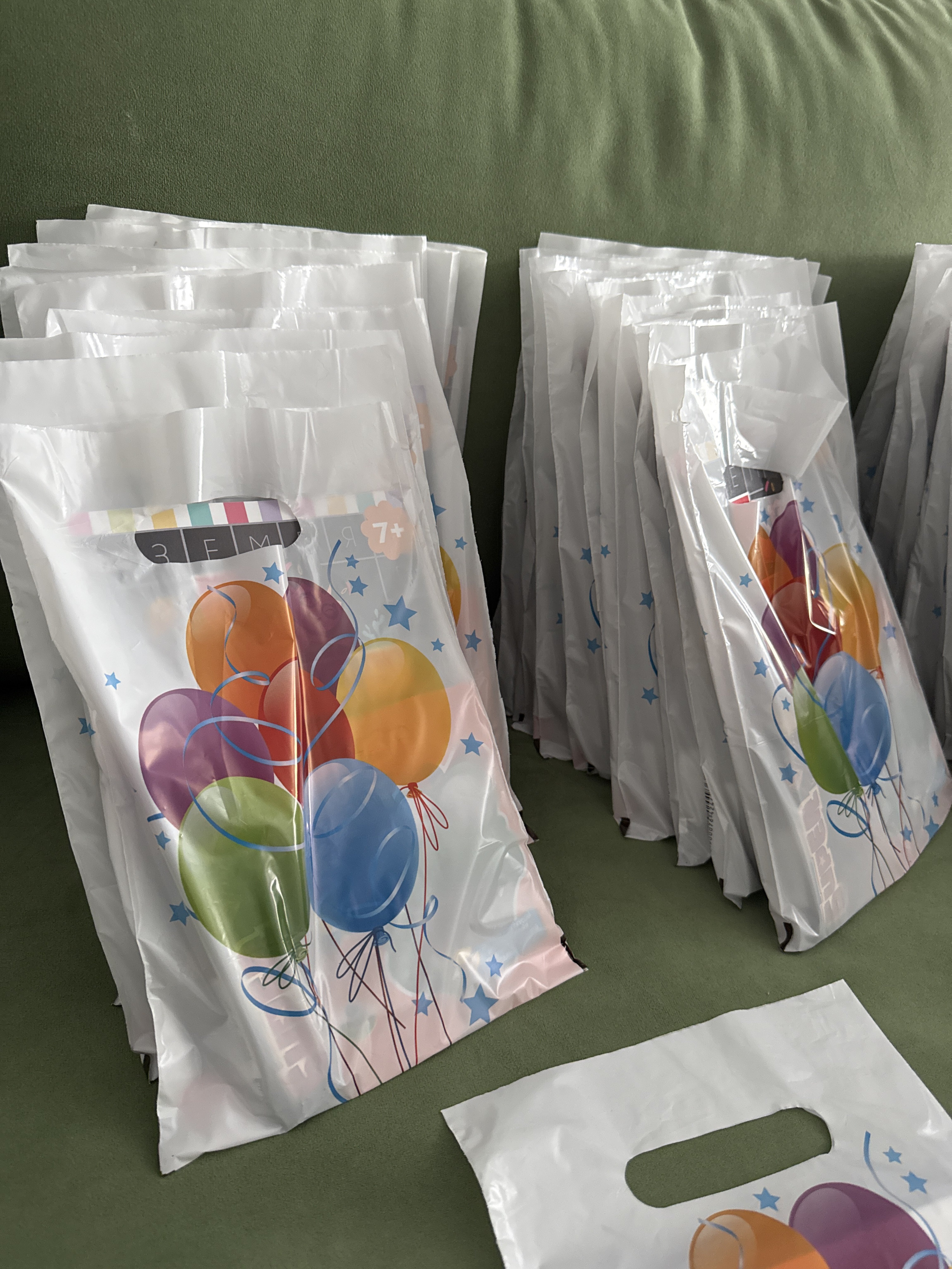 Фотография покупателя товара Пакет «Шары», полиэтиленовый, с вырубной ручкой, 20×30 см, 30 мкм