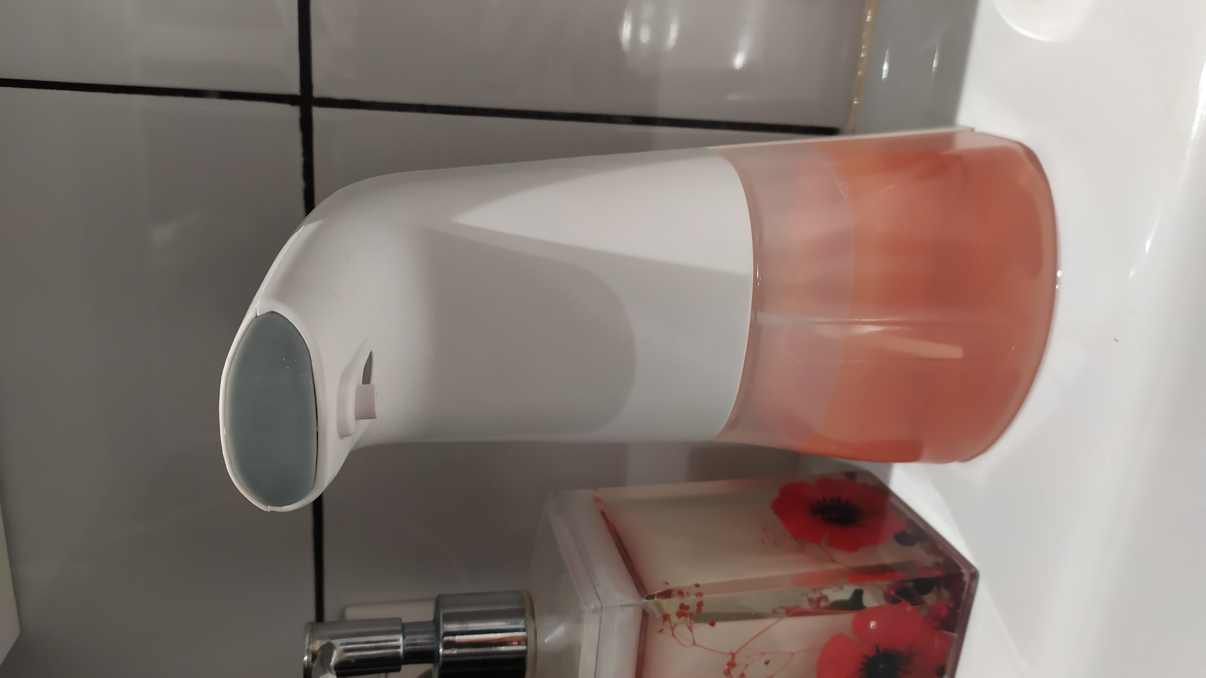 Фотография покупателя товара Диспенсер для антисептика/пенного мыла, 300 мл, сенсорный на батарейках, цвет белый - Фото 2