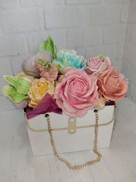 Фотография покупателя товара Пакет переноска для цветов, ручка цепь, «Кремовый», с золотым тиснением, 15×10.5×10 см - Фото 12