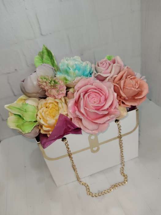 Фотография покупателя товара Пакет переноска для цветов, ручка цепь, «Кремовый», с золотым тиснением, 15×10.5×10 см - Фото 11