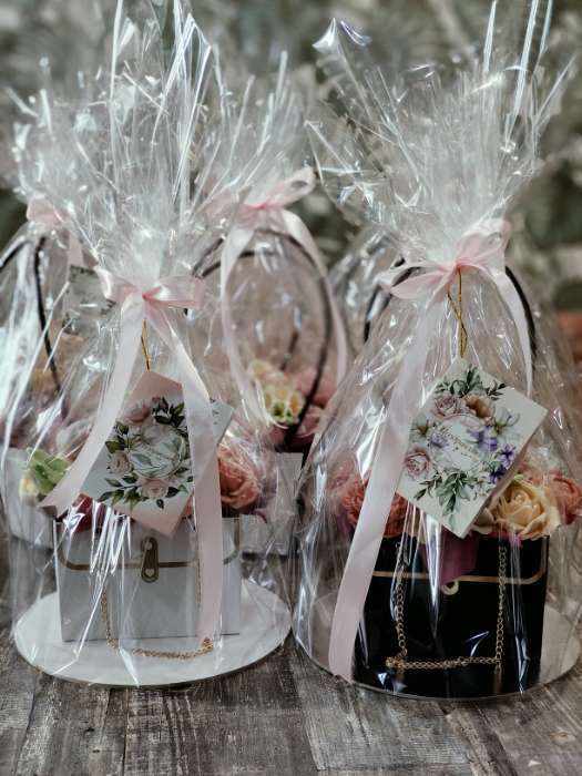 Фотография покупателя товара Пакет переноска для цветов, ручка цепь, «Кремовый», с золотым тиснением, 15×10.5×10 см - Фото 10