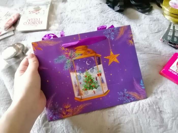 Фотография покупателя товара Пакет подарочный новогодний ламинированный «Ёлки», 23×17.8×9.8 см - Фото 1