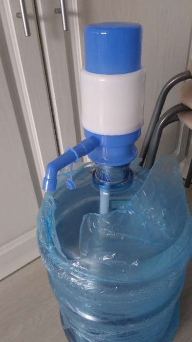 Фотография покупателя товара УЦЕНКА Помпа для воды LuazON, механическая, малая, под бутыль от 11 до 19 л, голубая - Фото 14