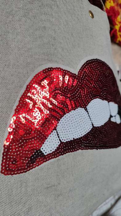 Фотография покупателя товара Термоаппликация «Губы», с пайетками, 28 × 15 см, цвет красный - Фото 2